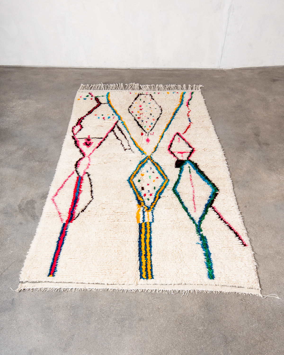 Modern designer handcrafted Berber rug from Morocco. Azilal rug with beautiful colors and patterns. Made of sheep’s wool and colourful cotton.